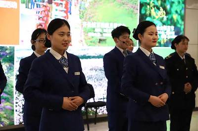 青島地鐵13號線服務禮儀操比武大賽拉開戰幕，專業服裝出租助力服務風采
